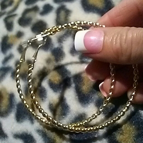 Goldtone 2.5" twisted hoop earrings - Picture 8 of 8